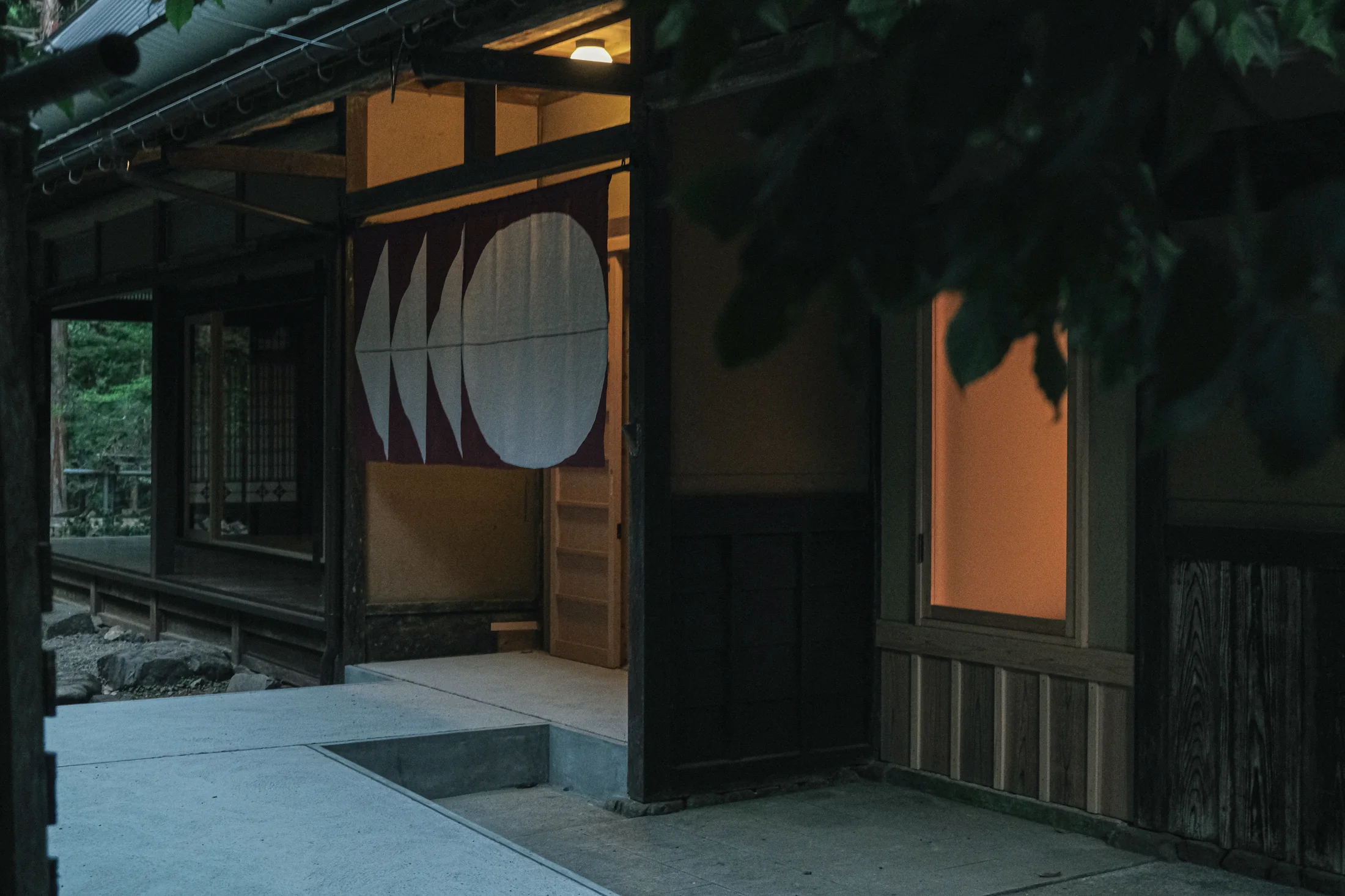 木の温もりが感じられる巛日の室内
