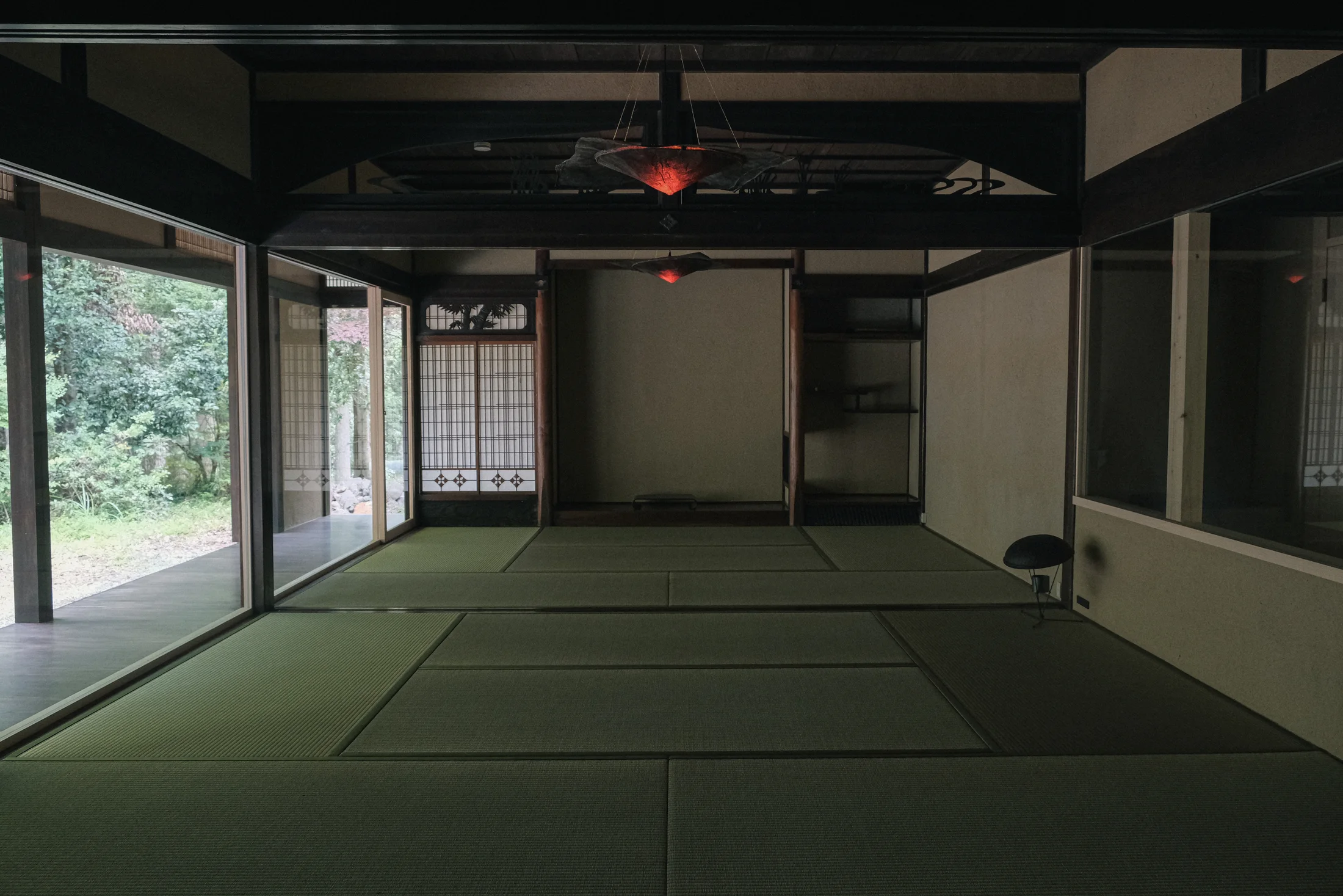 大きな窓と囲炉裏テーブルのある居間