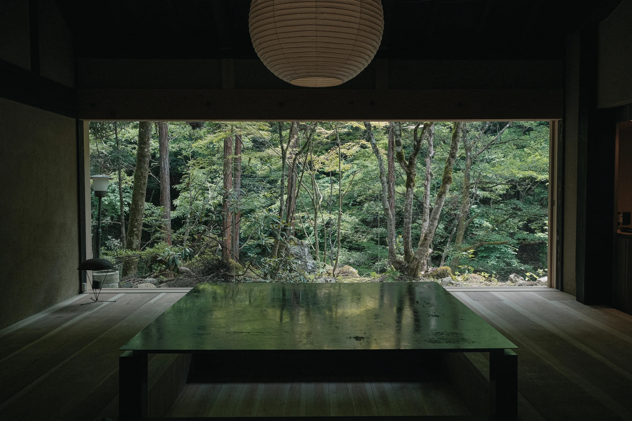 森を望む巛日の居間と囲炉裏テーブル